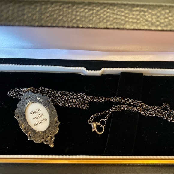 “Outlander” A Thousand Kisses Necklace - Picture 4 of 7